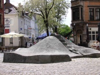 Sitzplastik von Lilo Netz-Paulik in der Kaltenbachstraße (1978/79)