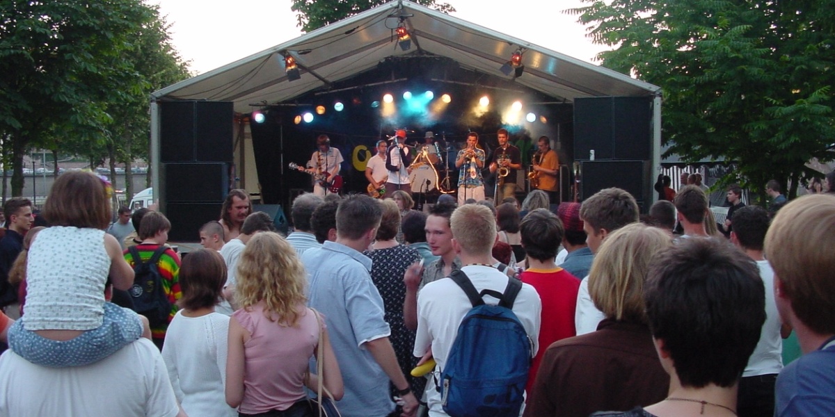 Rockwiesen-Bühne mit Publikum