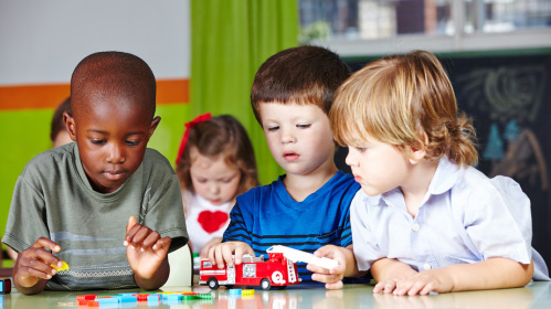 Spielende Kinder (Foto: Robert Kneschke/fotolia)