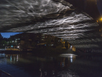 Seit November 2017 zeigt die Lichtinstallation "Flusslicht" an der Unterseite der Bismarckbrücke Lichtreflexionen des Wassers und so immer neue Lichtbilder. Sie ist jeden Abend mit Beginn der Abenddämmerung zu sehen.  (Probeaufbau Flusslicht von Martin Fell , Foto: Thilo Seidel Mai 2017)