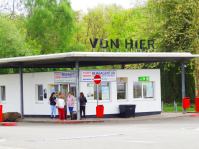 Kunst im öffentlichen Raum: Seit Anfang 2019 steht die zweiteilige Skulptur „VON HIER/NACH DORT“ von Ralf Werner an zwei Standorten auf dem Areal des Fernbusbahnhofs Saarbrücken.