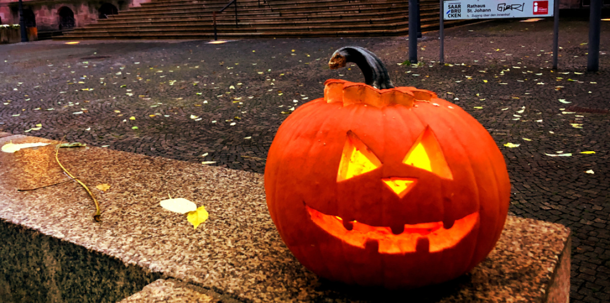 Halloween-Kürbis vor dem Rathaus