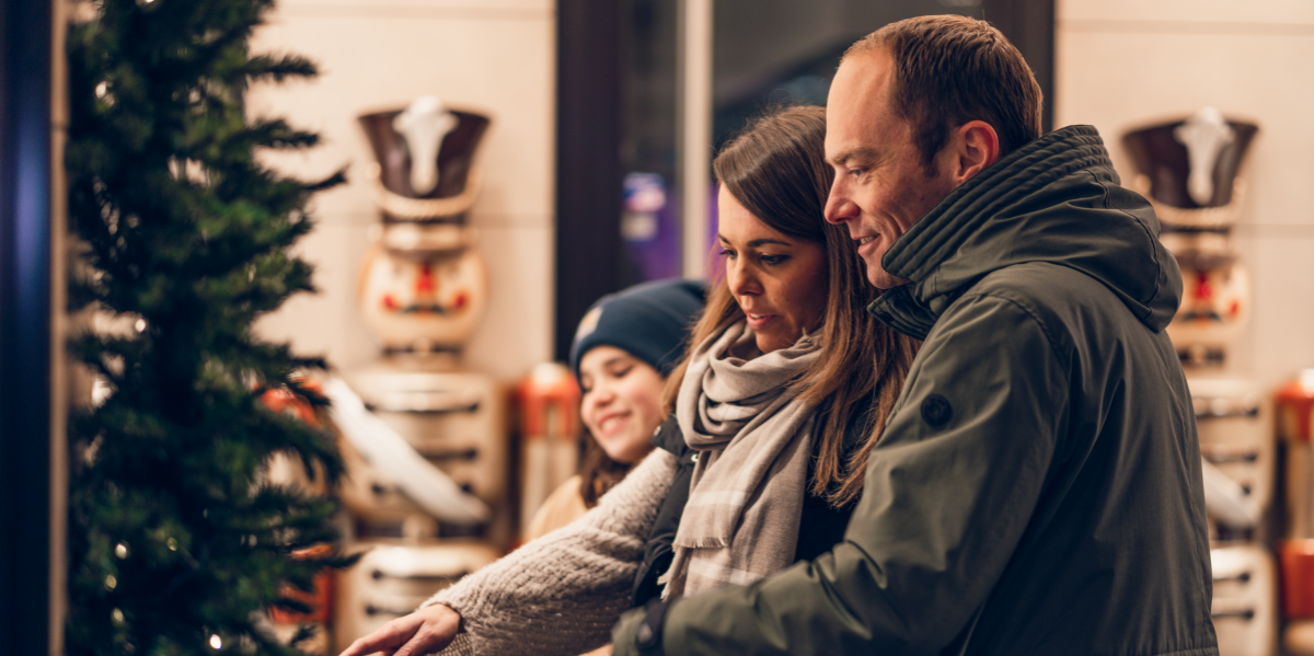 Familie beim Weihnachtsshopping