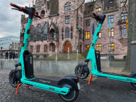 E-Scooter vor dem Saarbrücker Rathaus