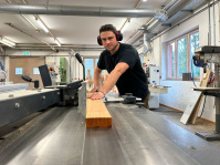 Holzmechaniker Steven Marx in der Werkstatt