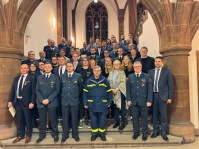 Oberbürgermeister Uwe Conradt bei der Verleihung der Fluthelfermedaillie für THW Helferinnen und Helfer