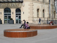 Das Kulturamt der Landeshauptstadt Saarbrücken hat im März 2024 in Zusammenarbeit mit der Zentralen Werkstatt des Amtes für Stadtgrün und Friedhöfe die Skulptur KARLI vor der Europa-Galerie saniert. Das Kunstwerk, zwei runde Plattformen mit Durchmessern von fünf und drei Metern, wurde 2010 vom Künstler Alexander Karle geschaffen und ist seither ein beliebter Treffpunkt und stark frequentierter Aufenthaltsbereich im öffentlichen Raum.  Bestehend aus zwei Elementen, bietet die Skulptur Raum für verschiedene Aktivitäten wie Sitzen, Liegen, Skateboardfahren, Demonstrieren oder sogar für Konzerte. Karle betrachtet diese Elemente als Kunstwerke mit zwei Komponenten, den stets unveränderlichen Sockeln und den sich ständig verändernden oberen Teilen. „So verändert sich die Skulptur ständig. Die Menschen werden Teil der künstlerischen Arbeit“, sagt Karle.