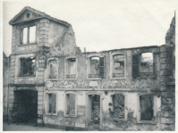 Das kriegszerstörte Stengelhaus mit Gedenktafel im Jahr 1948