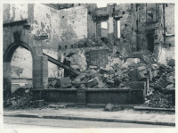 Die Fotos des Liegenschaftsamtes zeigen die Zerstörungen des einstigen Gebäudes. Übrig geblieben ist nur der Torbogen. Die Baulücke wurde bis heute nicht wieder geschlossen