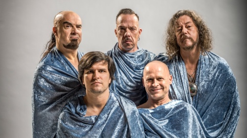 Die fünf Mitglieder der Band Knorkator, jeder eingehüllt in ein blaues Gewand
