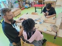 Kinder basteln und bauen unter Anleitung mit Holzteilen