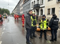 Hochwasserkatastrophe zu Pfingsten 2024: OB Uwe Conradt verschafft sich gemeinsam mit den Einsatzkräften einen Überblick über die Lage