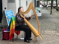 Matthis Löw mit Harfe