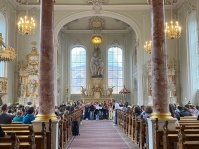 Chor mit Jugendlichen im Innenraum der Ludwigskirche