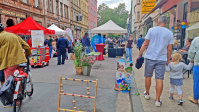 Blick Sommerstraßen im Nauwieser Viertel mit Ständen und Menschen