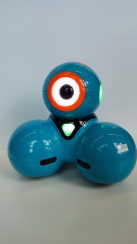 Ein blauer, programmierbarer Roboter