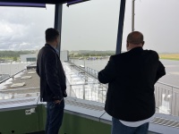 Oberbürgermeister Uwe Conradt im Flughafen Ensheim