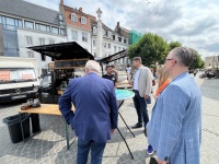 Sommertour 2024: Oberbürgermeister Uwe Conradt im Gespräch mit dem Betreiber von Finjani Coffee