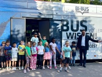 OB Conradt liest Kindern im BiBus vor