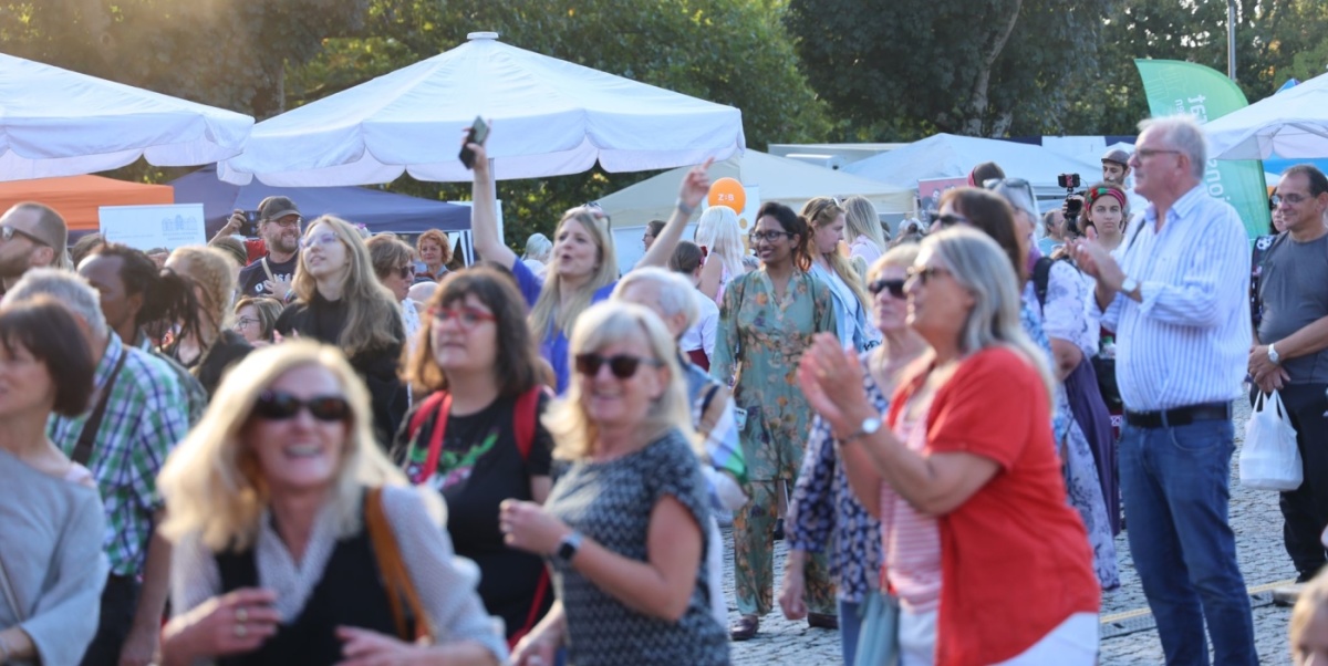 Ausgelassene Stimmung auf dem Tbilisser Platz beim Fest der Vielfalt