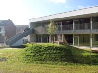 Gebäude der Kita in den Hanfgärten Burbach von Außen, im Vordergrund ein Spielplatz