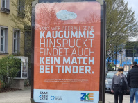 Orangefarbenes Plakat mit weißer Schrift. Text: ISSO: Wer überall Kaugummis hinspuckt, findet auch kein Match bei Tinder. 