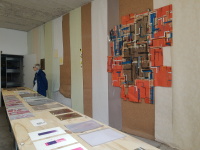 eine bunte Wand und ein Auslagetisch im Atelier Frank Jung