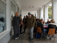 Gäste beim Interkulturellen Picknick im Garelly-Haus