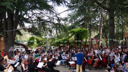 Junge Leute musizieren im Freien