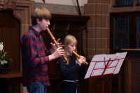 Zu sehen sind zwei Schüler der Musikschule Saarbrücken, die ihr Lied vortragen.