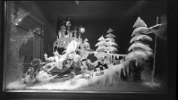 Weihnachtlich dekoriertes Schaufenster des Kaufhauses Gebrüder Sinn mit Stofftieren, 1964