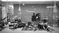 Weihnachtlich dekoriertes Schaufenster des Kaufhauses Gebrüder Sinn, 1964