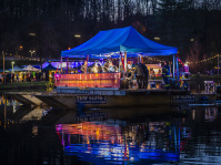 Weihnachtsgarten im Dunkeln, Blick auf den Deutschmühlenweiher, Beleuchtetes Flooß