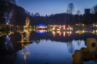 Blick auf den Deutschmühlenweiher, im Hintergrund Weihnachtsbeleuchtung