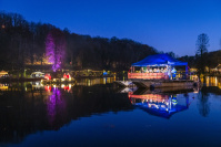 Blick auf den Deutschmühlenweiher, im Hintergrund Weihnachtsbeleuchtung