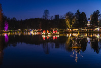 Blick auf den Deutschmühlenweiher, im Hintergrund Weihnachtsbeleuchtung