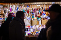 Blick auf einen Stand mit bunten Weihnachtskugeln 