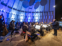 Orchester auf der blau beleuchteten Musikmuschel