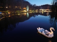 Blick auf den Deutschmühlenweiher mit Schwan-Tretbot im Vordergrund in der Dämmerung