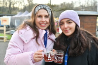 Zwei Frauen stoßen mit Glühwein an