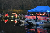 Riesiger Adventskranz auf dem Deutschmühlenweiher und Fährfloß mit Beschriftung 'Wir wünschen Ihnen eine gute Adventszeit'