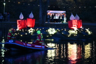 Illuminierter, riesiger Adventskranz mit vier dicken roten Kerzen 