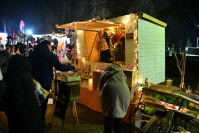 Blick auf Weihnachtsgarten und Musikmuschel bei Nacht, im Vordergrund der Weiher