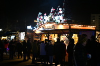 Blick auf einen beleuchteten Stand bei Nacht