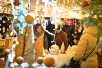 Weihnachtlicher Stand mit Kunstwerken und gerahmten Bildern