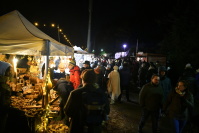 Blick auf mehrere beleuchtete Stände beim Weihnachtsgarten