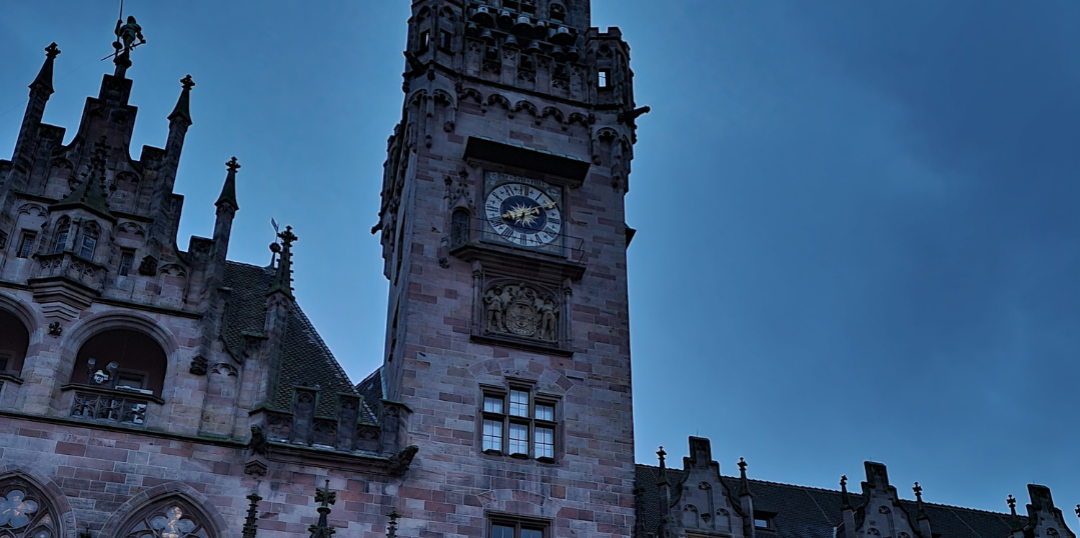 Rathaus St. Johann in düsteren Farben 