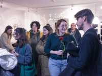 Menschen sprechen miteinander im Filmhaus