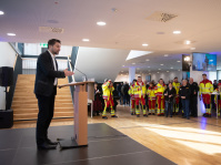 OB Conradt steht an einem Rednerpult, rechts von ihm steht das Publikum