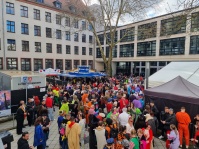 Menschen als Altpapier-Mülltonnen verkleidet im Rathausfestsaal